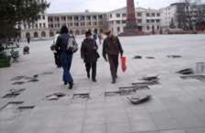 Pavimentul va fi din nou scos FOTO: Ştefan Borcea