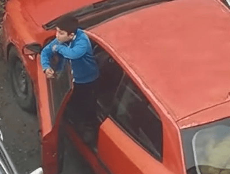 Copil din Cluj filmat în timp ce se afla la volanul unei mașini. Reacția dezarmantă a Poliției VIDEO