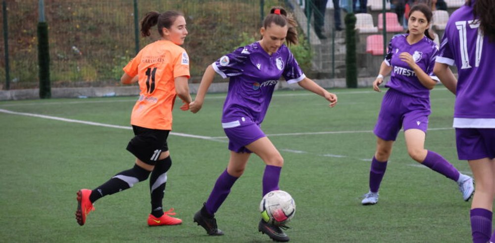 Meci de fotbal feminin, în Pitești, transformat în unul de lupte K1: fotbalistele s-au bătut cu pumnii şi cu picioarele