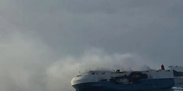 Nava cu masini Nissand la bord plutind in deriva in Oceanul Pacific FOTO Captura Twitter @gcaptain.com
