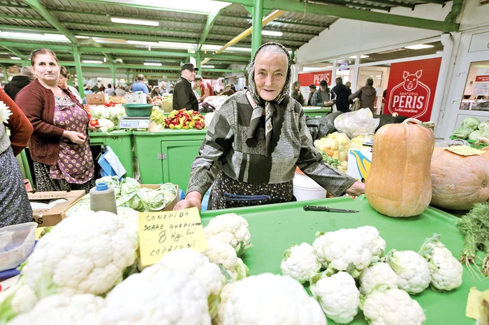 Florea Gherghina nu vrea să plece  de la taraba unde vinde de zeci de ani