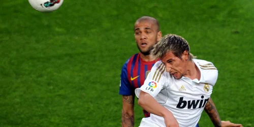 Barcelona - Real. Coentrao îi ia fața lui Alves * Foto: Reuters