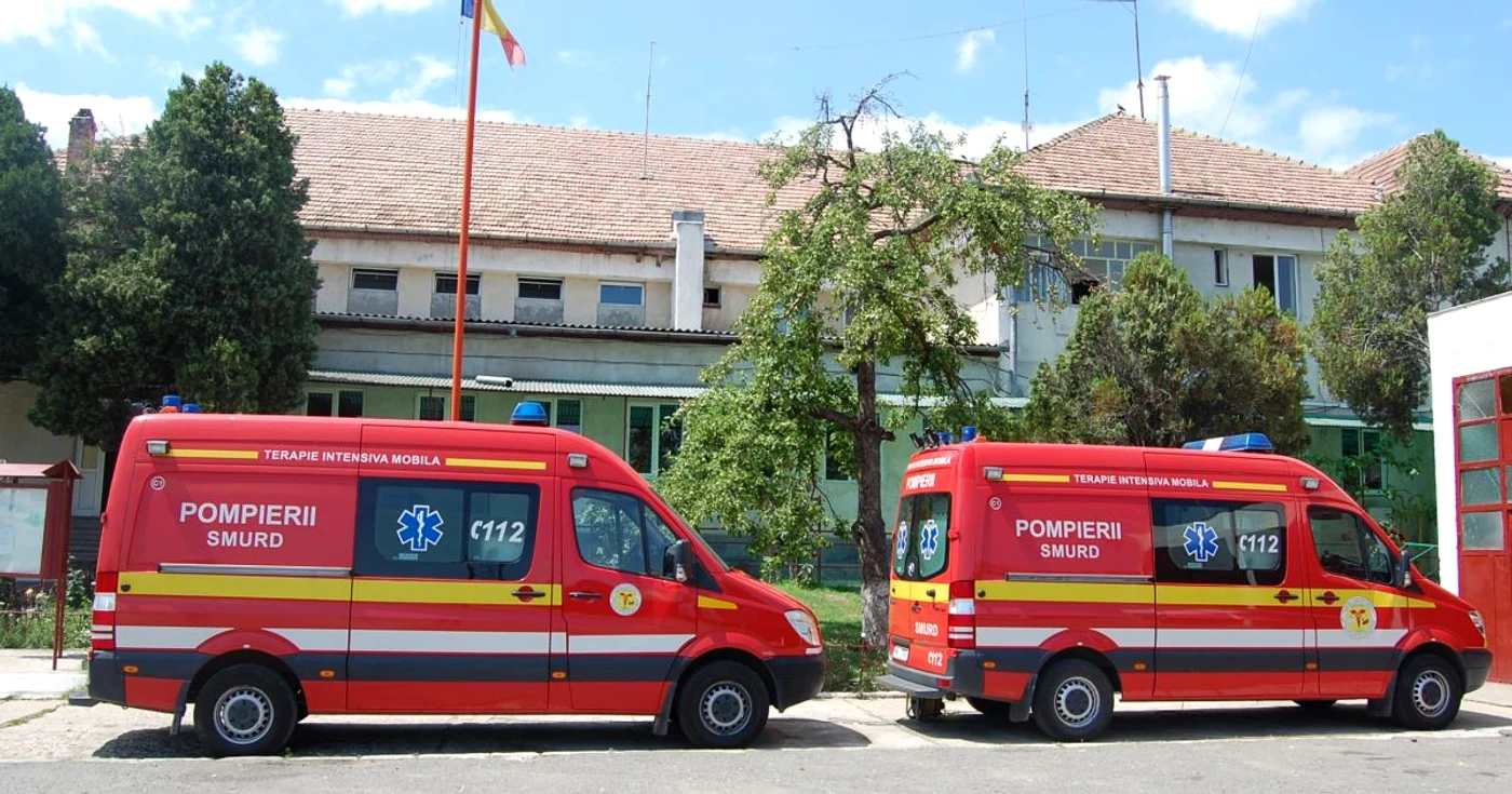 Cele două ambulanţe primite de ISU Alba