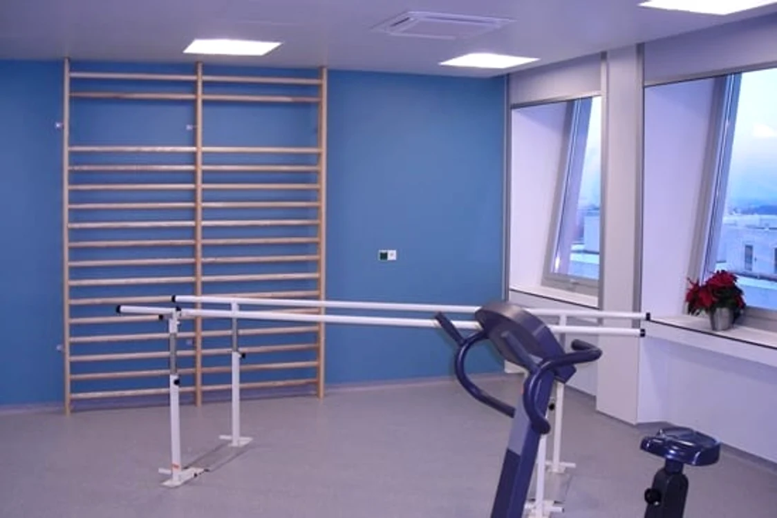 Sala de kinetoterapie, unde pacienții fac exerciții de recuperare