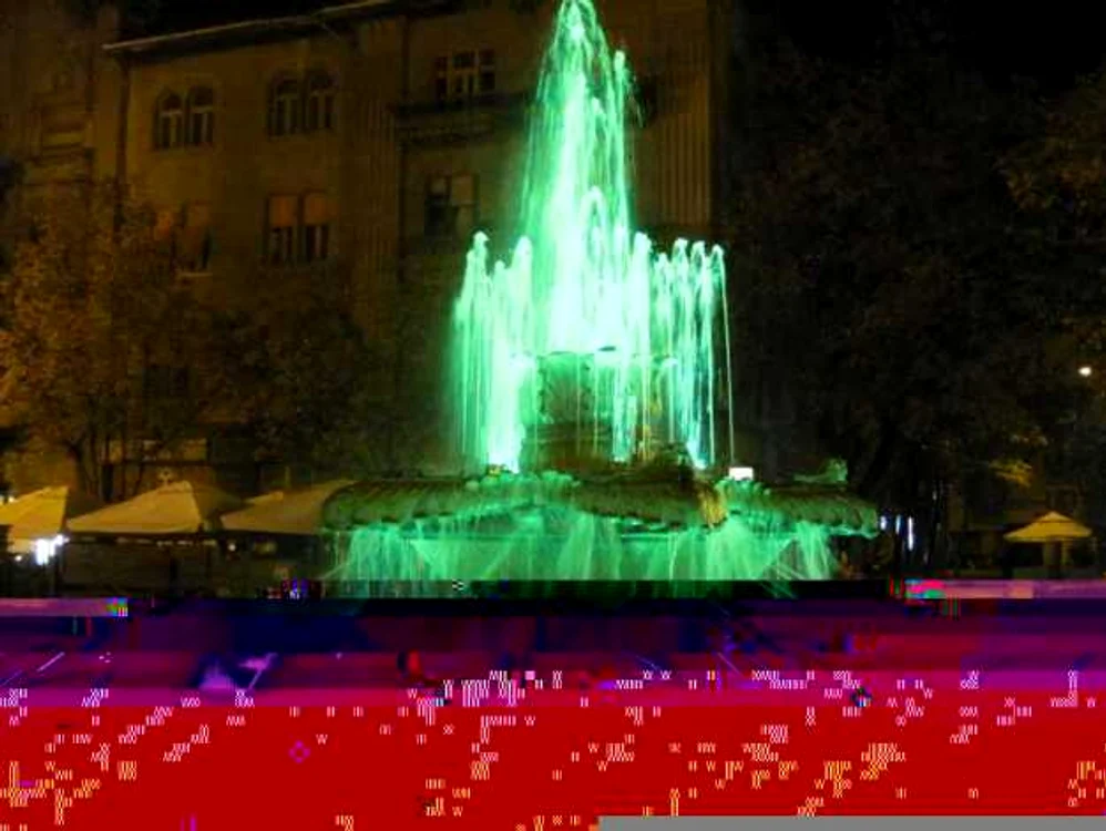Fântâna cu peşti din Timişoara a fost colorată Foto