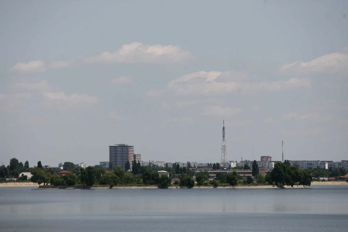 Insula are o suprafaţă de 32.723 mp şi este legată de mal  printr-un pod