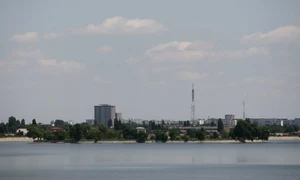 Insula are o suprafaţă de 32 723 mp şi este legată de mal  printr un pod jpeg