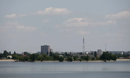 Insula are o suprafaţă de 32 723 mp şi este legată de mal  printr un pod jpeg