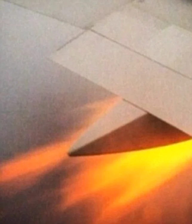
    Motorul avionului de tip Boeing 767 a luat foc la puţine clipe după decolareFoto Facebook  
