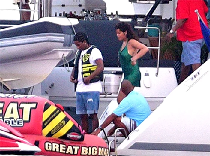Rihanna, 32 de ani, a închiriat un catamaran şi a organizat o petrecere în Barbados