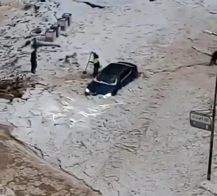 Mașină îngropată în grindină în sudul Turciei. Foto: captură video X