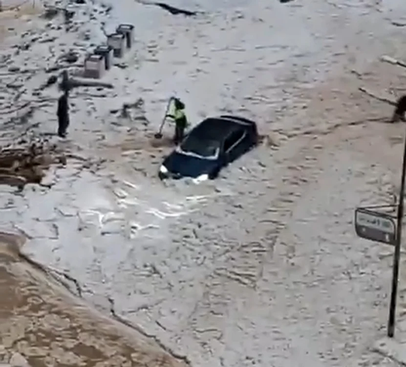 Mașină îngropată în grindină în sudul Turciei. Foto: captură video X
