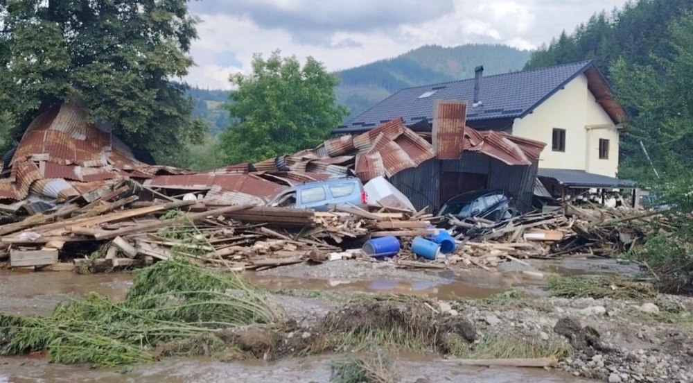 Stare de alertă în Borca. Viiturile au adus tone de gunoaie și animale moarte