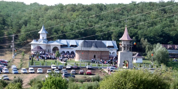 Mănăstirea Cârlomăneşti FOTO Costel Crângan