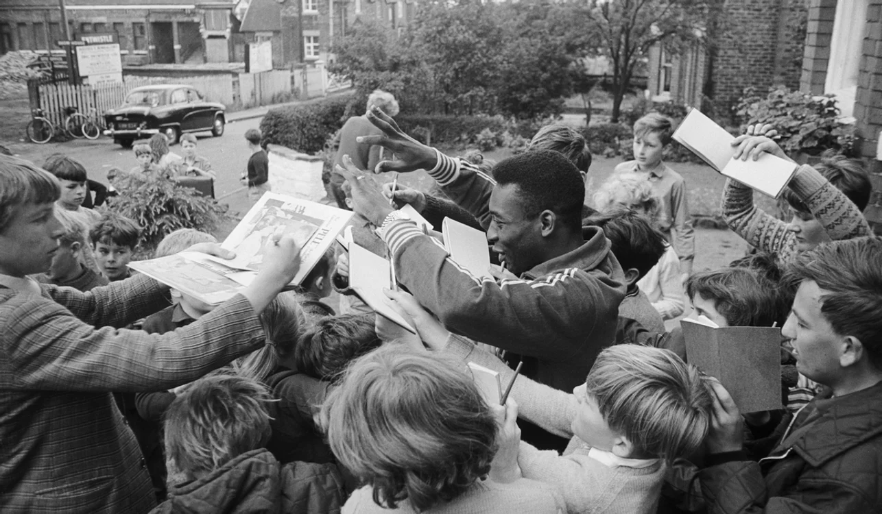 Pelé, unul dintre cei mai iubiți fotbaliști ai tuturor timpurilor (FOTO: Getty Images)