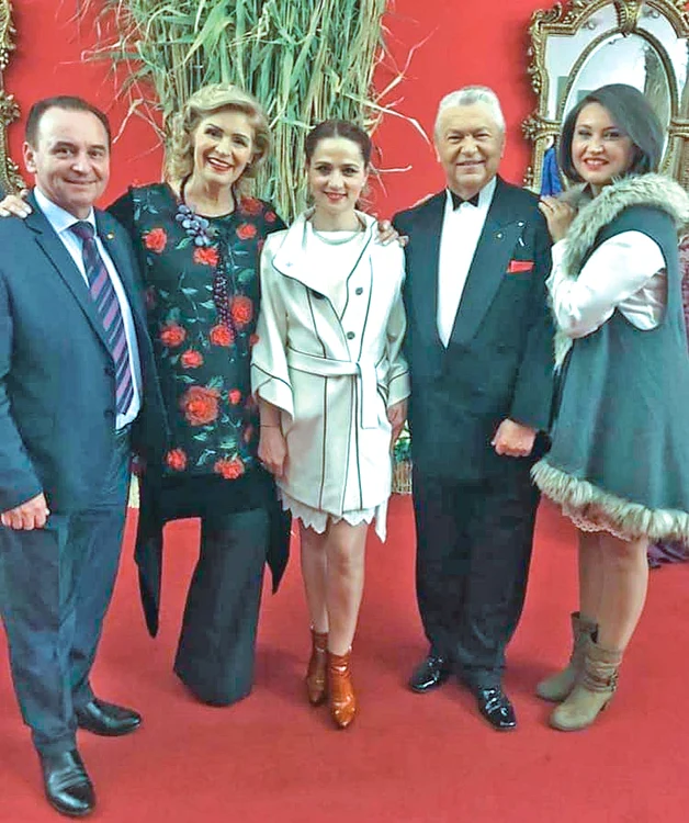 Turda este însoțit peste  tot de frumoasa lui iubită.  Aici sunt la Crizantema de Aur