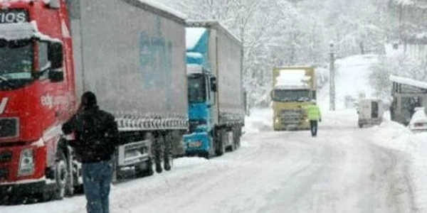 Tirul a derapat din cauza zăpezii de pe carosabil Foto: Arhivă