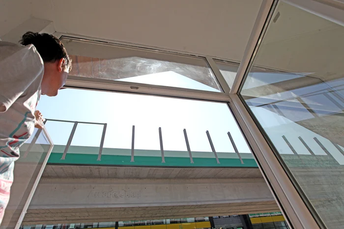 Podul de cale ferată este construit la șapte metri de geamul proprietarei