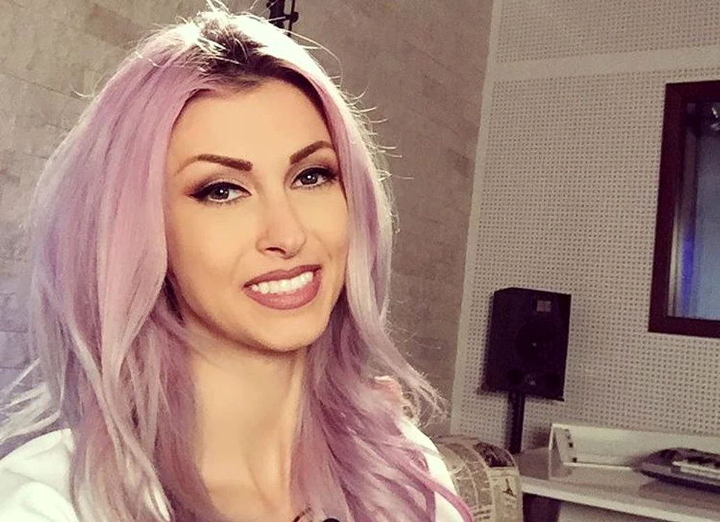
    Andreea Bălan a renunțat recent la culoarea roz a părului eifoto: arhivă personală  