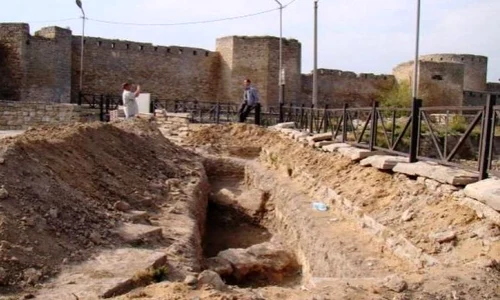 Toaletă publică în cetatea lui Ştefan cel Mare jpeg