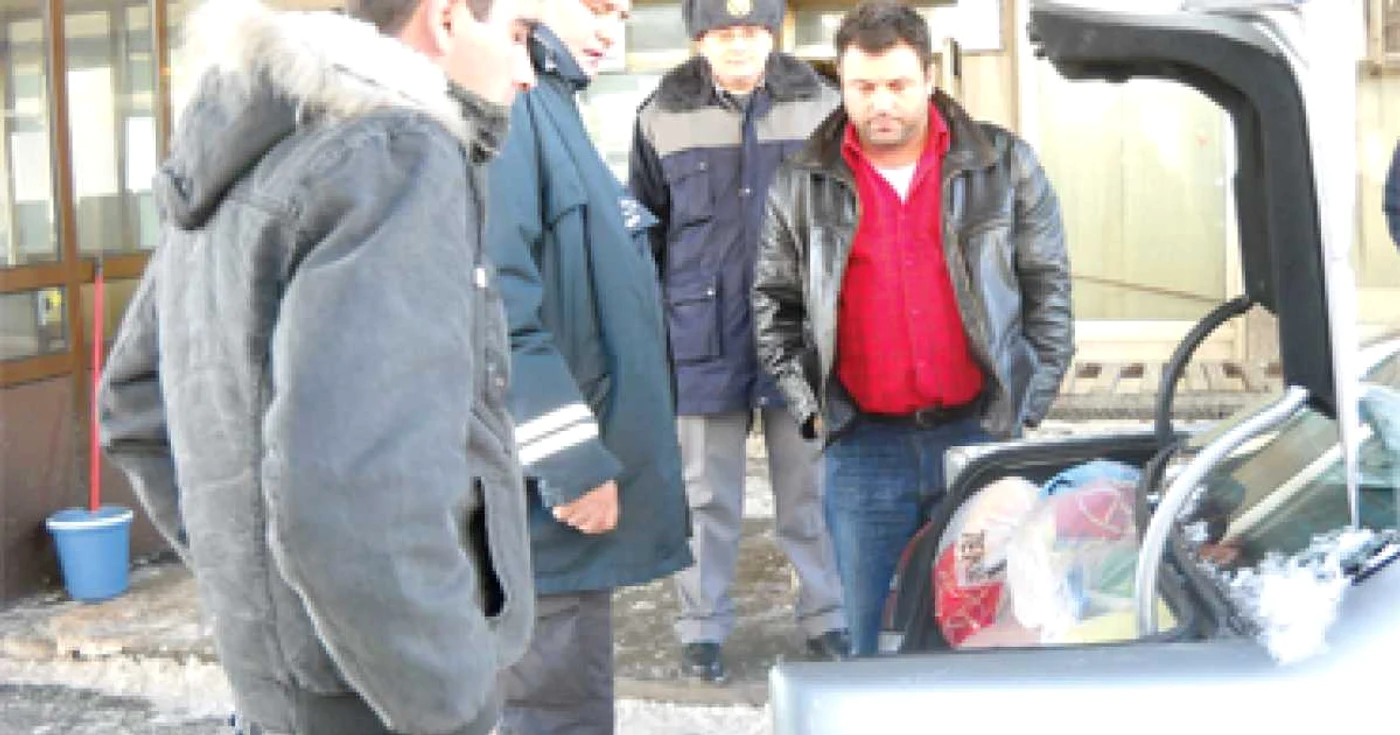 Vameşii au controlat portbagajele celor care au trecut graniţa.