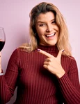 femeie care bea vin foto Shutterstock jpg