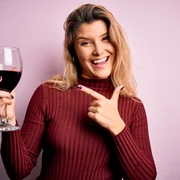 femeie care bea vin  foto   Shutterstock jpg