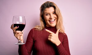 femeie care bea vin  foto   Shutterstock jpg