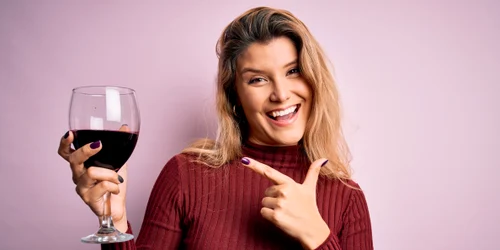 femeie care bea vin  foto   Shutterstock jpg