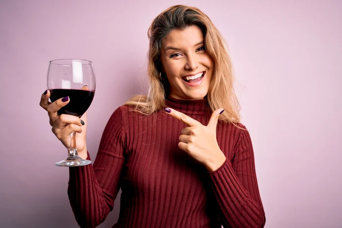 femeie care bea vin  foto   Shutterstock jpg