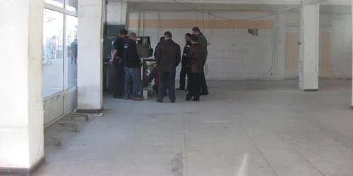 Poliţiştii fac cercetări la faţa locului