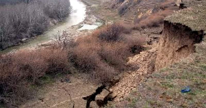 Malul de pământ s-a prăbuşit peste copii
