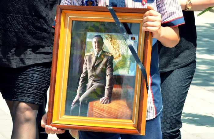 Tabloul fostului general a fost purtat de un copil