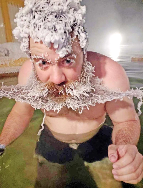 Simt că îmi cade faţa: mi-s bocnă barba şi mustaţa!