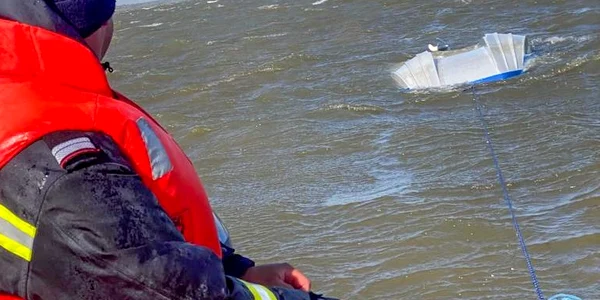 Barcă răsturnata in delta dunarii foto ISU Tulcea jpeg