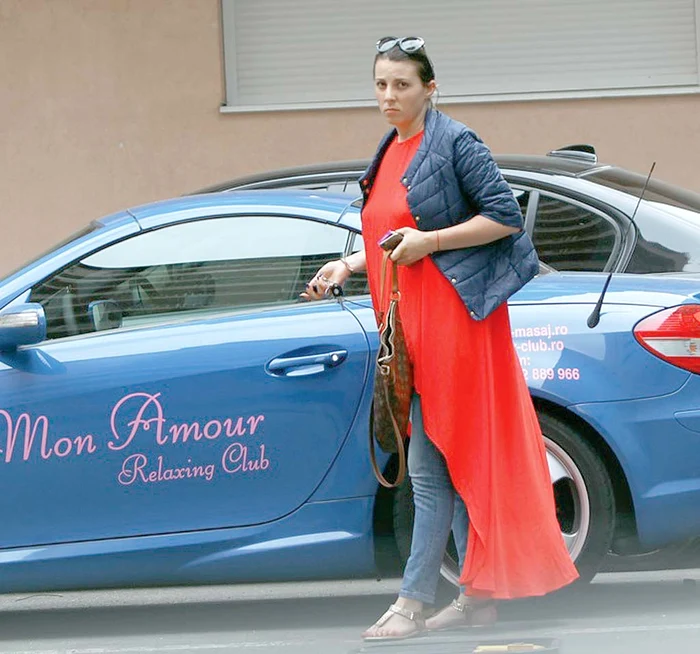 
    Atât de îmbrăcată,  Alina e greu de recunoscut  