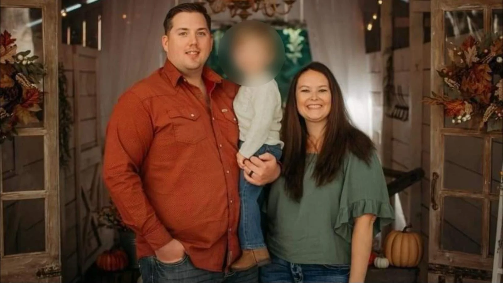 Un copil de doi ani, găsit lângă părinţii săi morți. „Încerca să se joace cu ei și nu înțelegea de ce nu se trezesc”