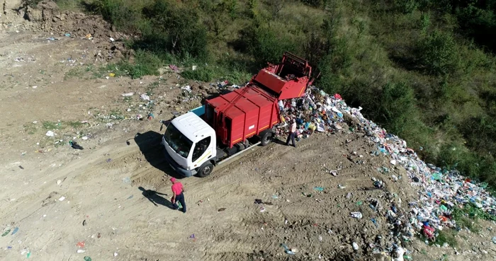 O altă groapă de gunoi ilegală din Fârtăţeşti - Vâlcea filmată în septembrie 2020 de către localnici Foto Asociaţia Kogayon