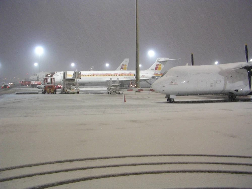 
    Zăpada abundentă a încurcat traficul aerian, iar steliştii "au stat la coadă" pentru decolare  