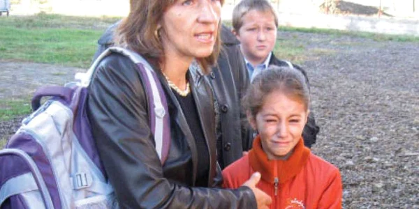 Mădălina Dumitrescu plânge în braţele mamei sale pentru că îi este teamă să intre la cursuri  
