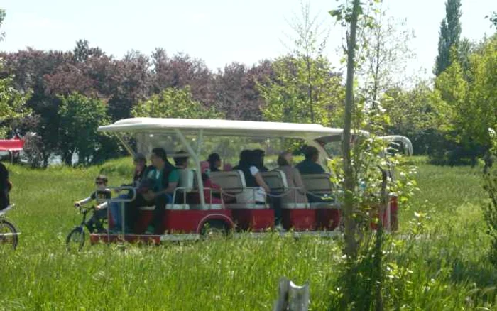 Turiştii de toate vârstele au încercat trenuleţul FOTO M.I.