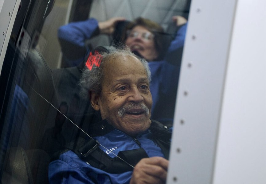Primul astronaut de culoare selectat de NASA, acum în vârstă de 90 de ani, a ajuns în spațiu cu un zbor Blue Origin VIDEO