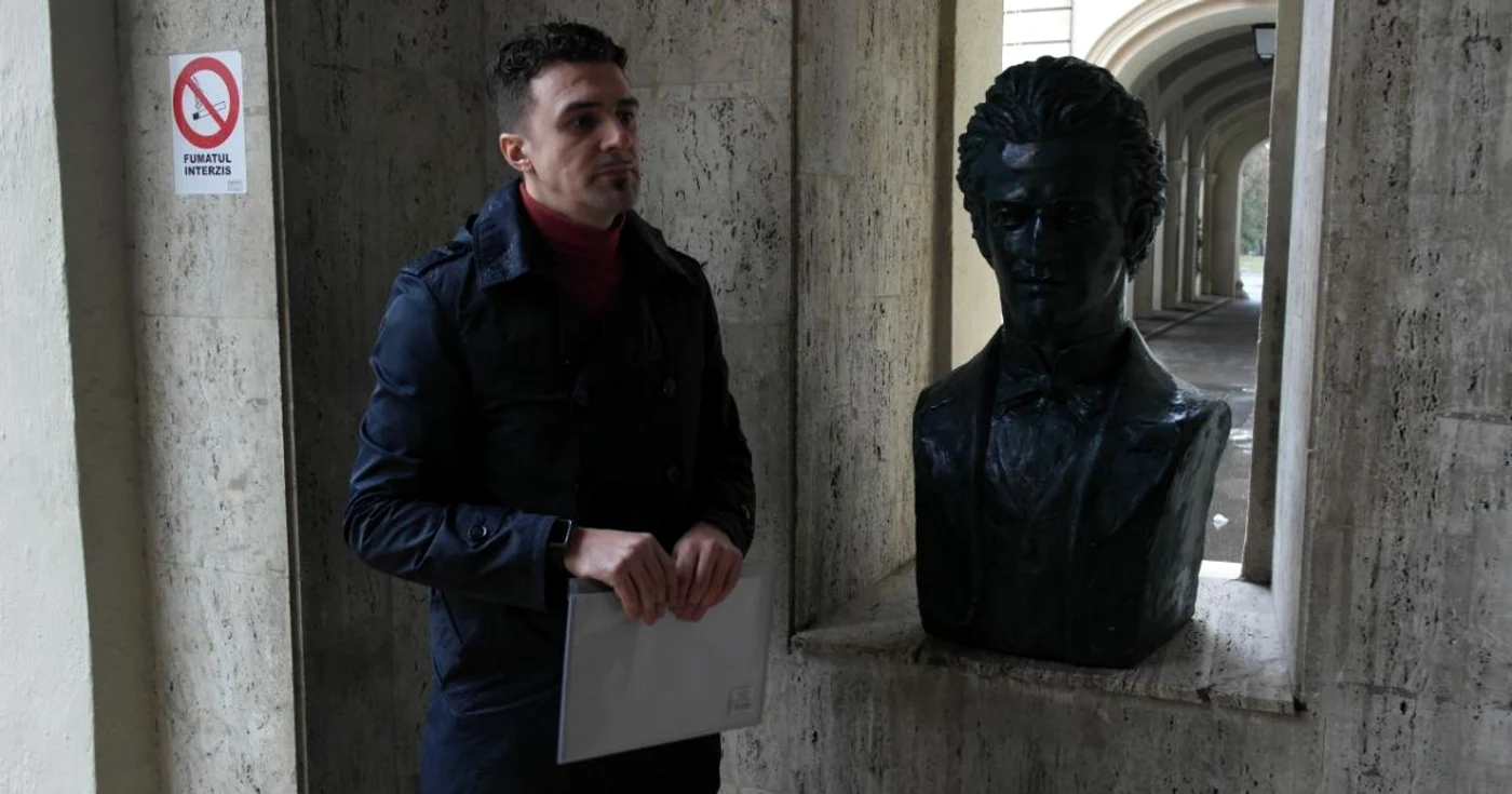 Alin Neacşu, alături de unul dintre busturile pe care voia să le doneze FOTO oradeiasi.ro