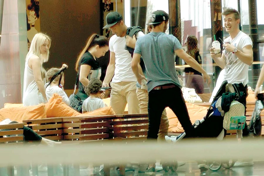 Câţiva dintre stranierii din lotul Petrolului au ieşit la mall cu familiile (FOTOGRAFII: Cezar Preda)