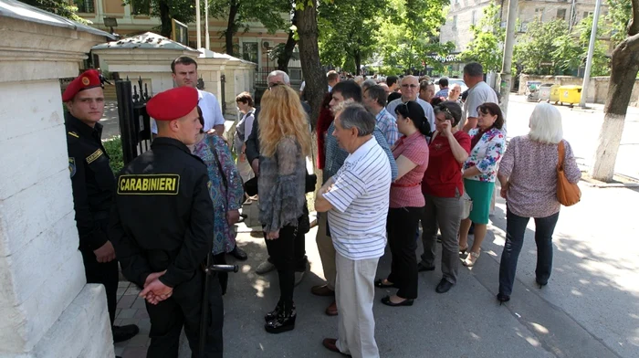 Mii de români au stat ore în şir la coadă, la secţiile de vot din Chişinău, pentru a-şi exprima opţiunile pentru alegerile europarlamentare Foto: Tudor Iovu