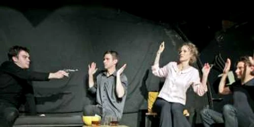 Alexandru Huţuleac, Radu Iacoban, Lia Bugnar şi Marius Manole, în spectacolul „O piesă deşănţată“
