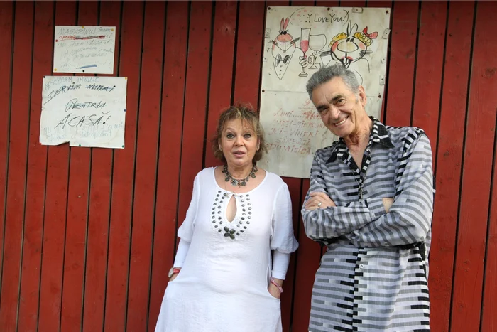 
    Anca Pandrea, la deschiderea expoziţiei cu picturile lui Iurie DarieFoto: Florin Șuler  