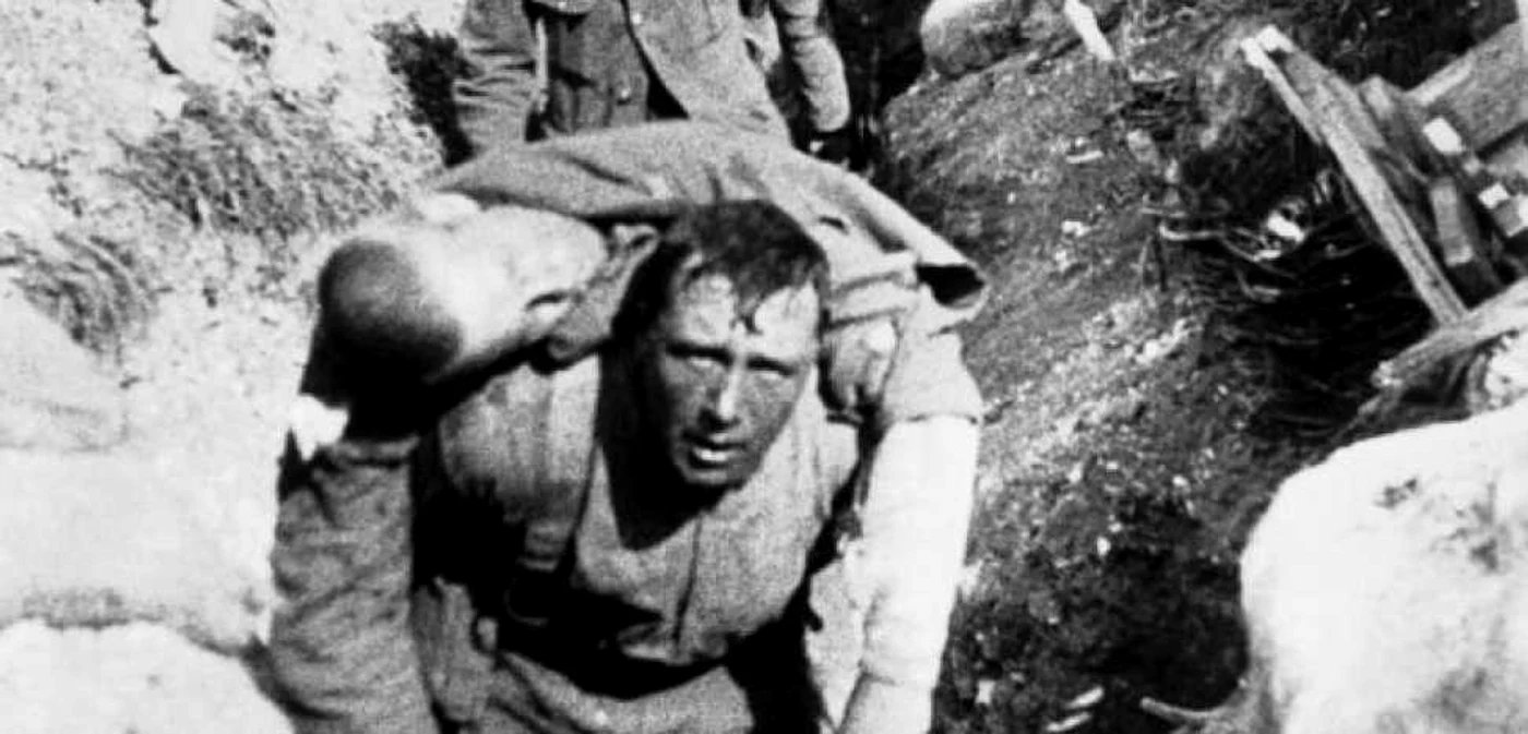 Imagine cu soldaţi din Bătălia de pe Somme. FOTO via dailymail.co.uk