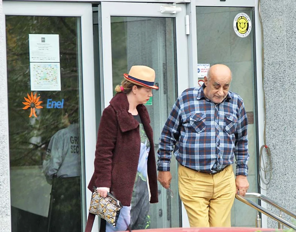 De jenă, Oana a stat tot  timpul cu capul în pământ
