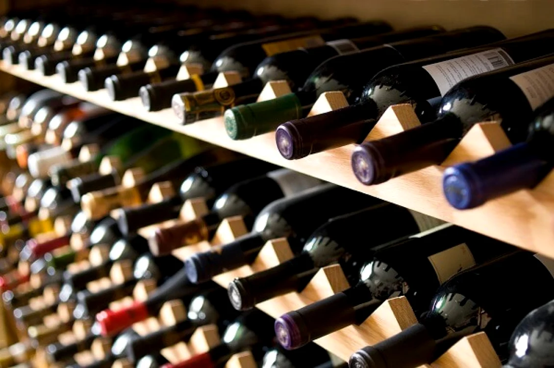 Vinul este îmbuteliat şi păstrat în sticle de 750 ml